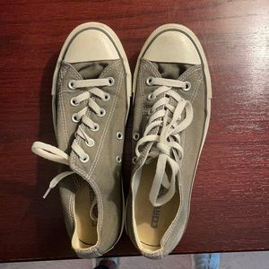 Gray low top converse US women’s 8
